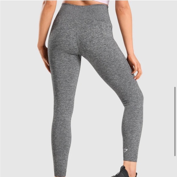 *FREE ADD ON* Gymshark Adapt Mark Seamless Leggings in Black - Picture 2 of 7